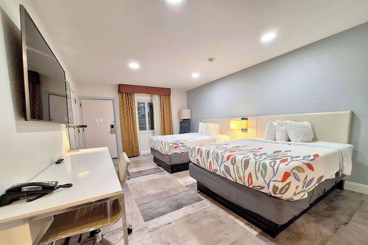 2 Queen Beds (2 of 11)