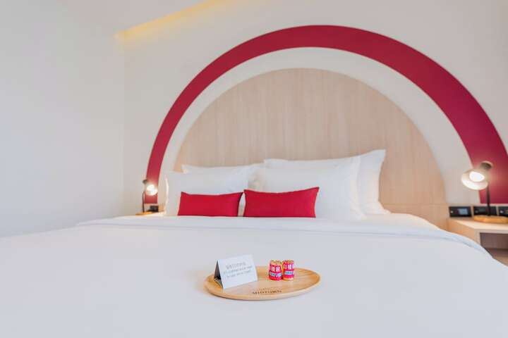 Room 104 of 190