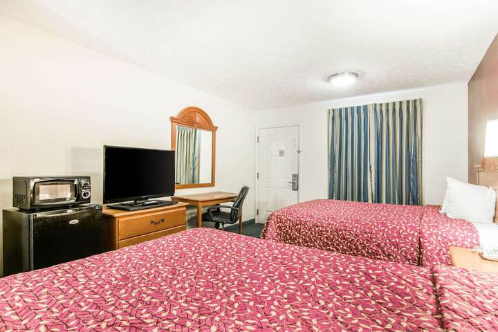 1 Queen Bed Accessible (3 of 3)