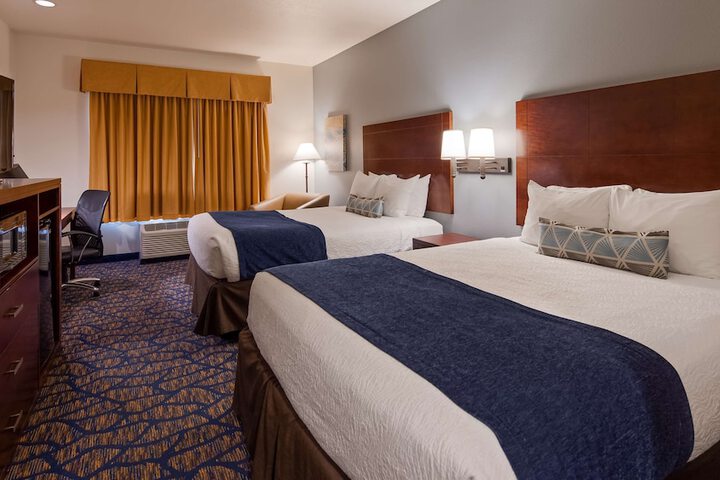 2 Queen Accessible Bathtub Microwave and Refrigerator WiFi Full Breakfast (5 of 6)