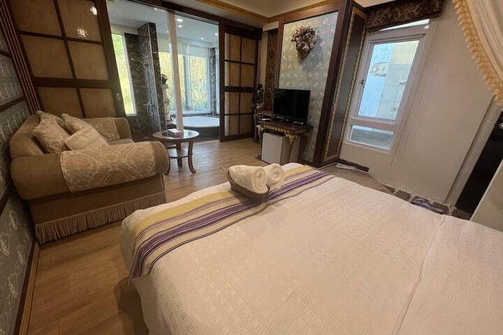 Room 35 of 84