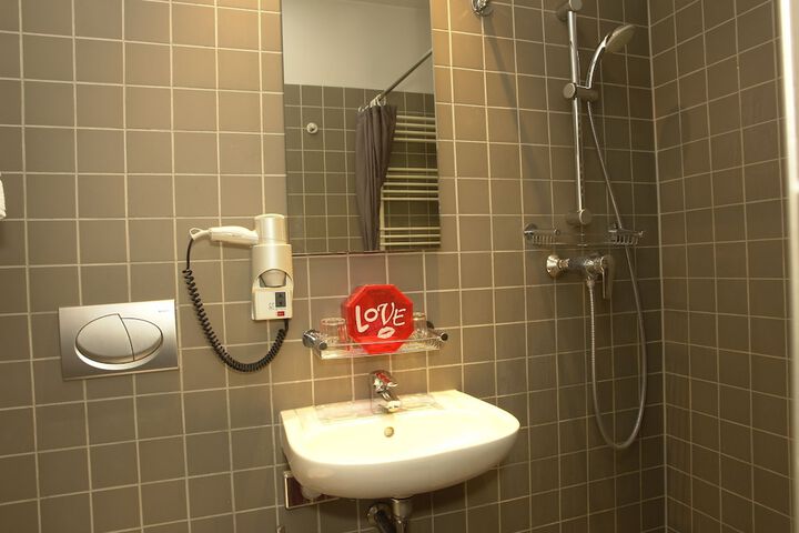 Room 9 of 15