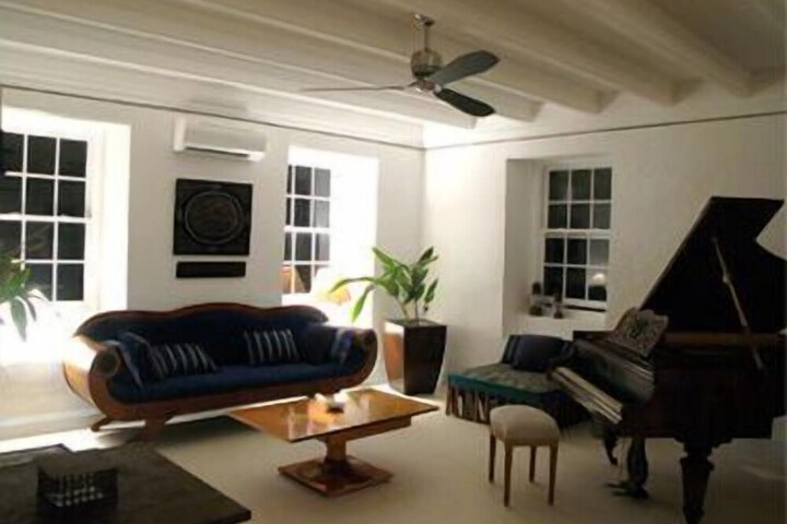 Room 6 of 16