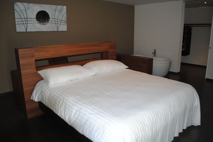 Room 14 of 77