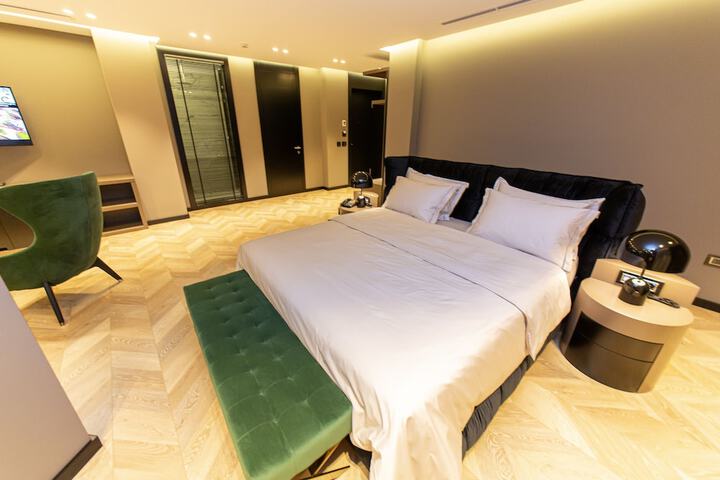 Room 11 of 77