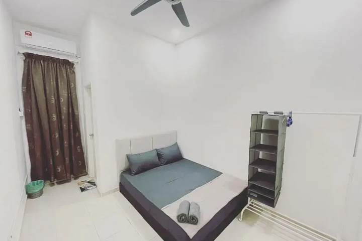 Room 3 of 6