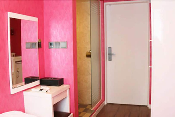 Room 26 of 46