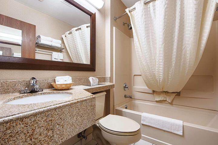 2 Queen Beds Flat Screen Television WiFi Shower Only Full Breakfast (5 of 8)