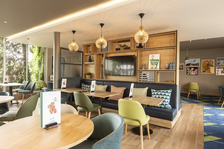 Lounge 87 of 156