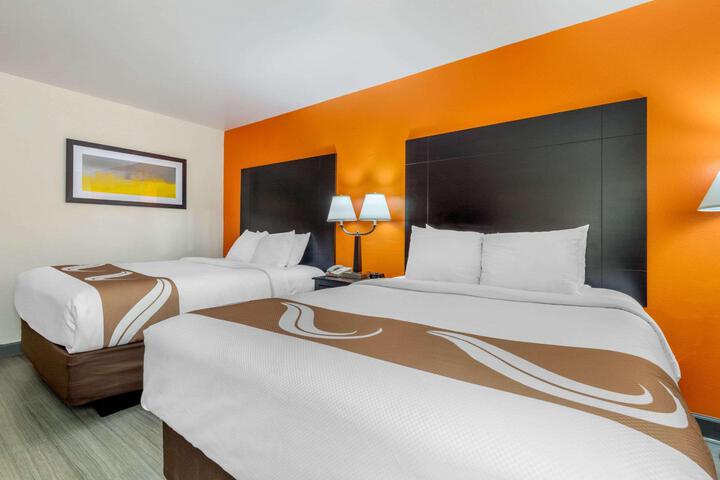 2 Queen Beds (11 of 12)
