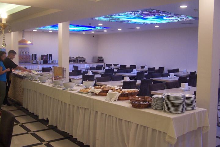 Dining 11 of 13