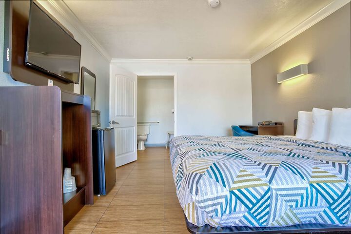 1 Queen Bed (12 of 12)