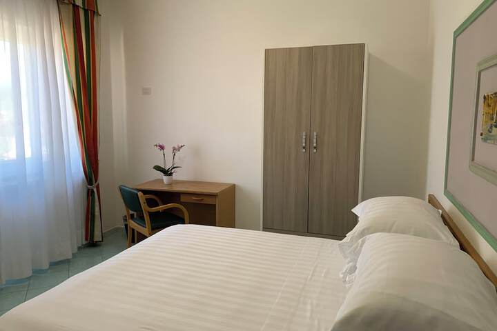 Room 9 of 28