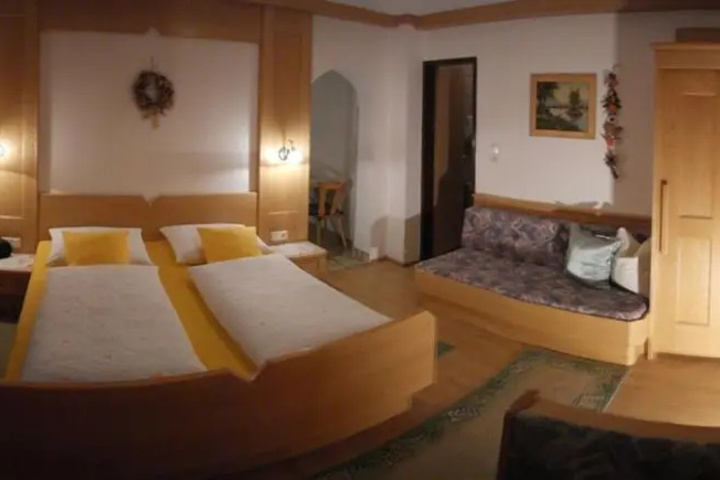 Room 5 of 10