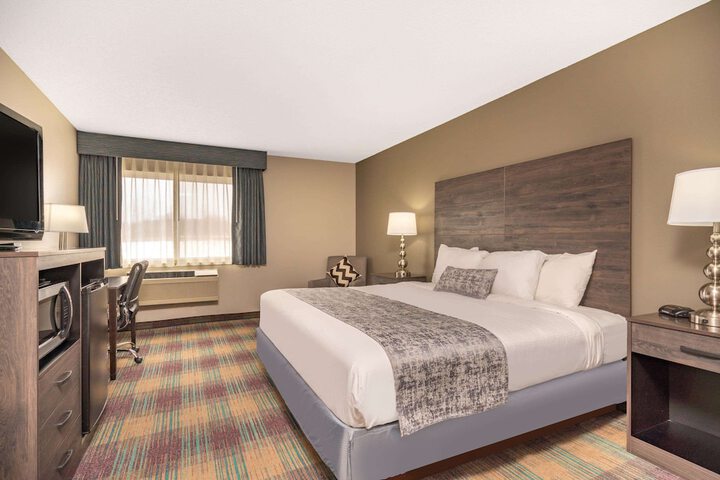 1 King Bed Deluxe Room Sofa (5 of 8)