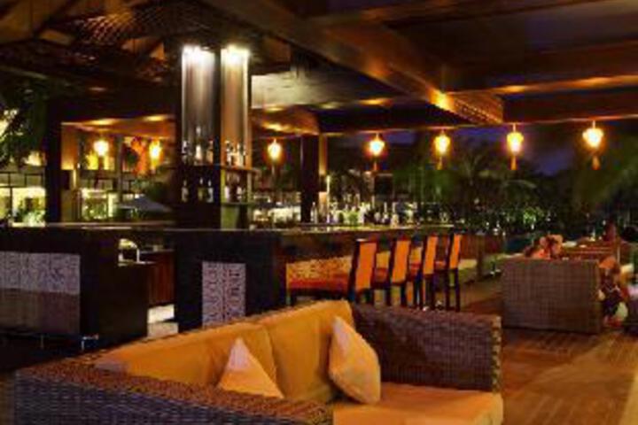 Lounge 18 of 23