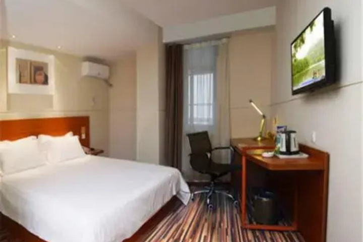Room 6 of 11