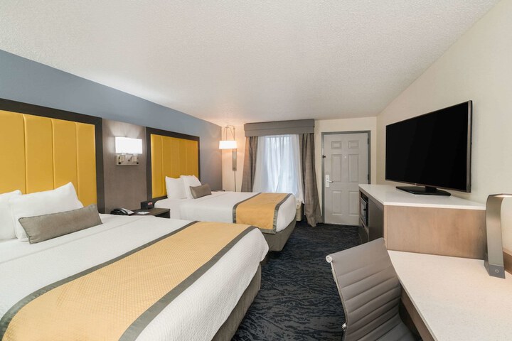 1 Queen Bed (8 of 9)
