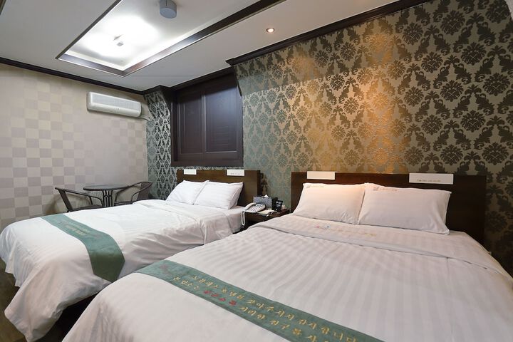 Room 14 of 40