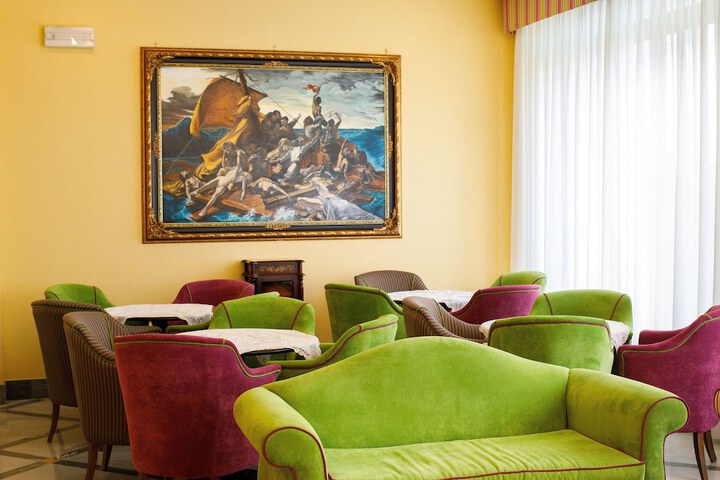 Lounge 61 of 86