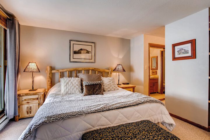 Room 200 of 947
