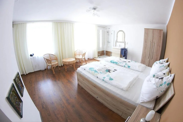 Room 6 of 18