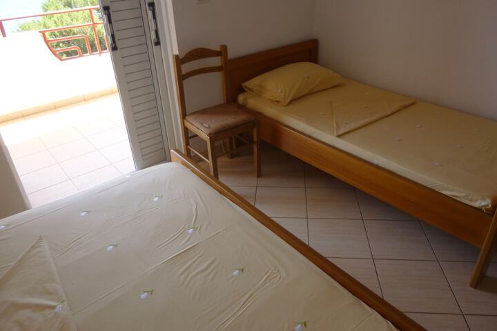 Room 13 of 33