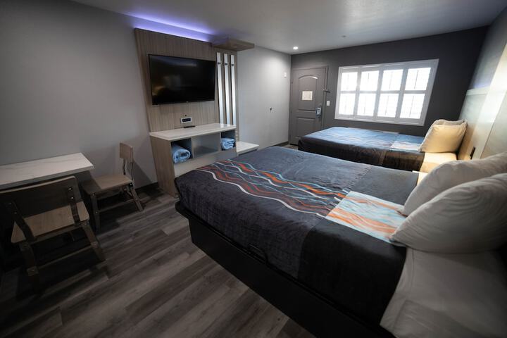 2 Queen Beds (1 of 18)
