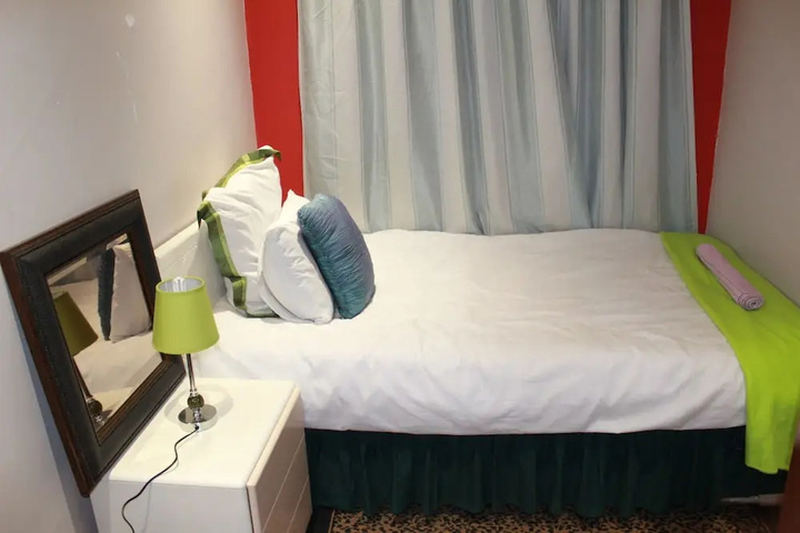 Room 5 of 12
