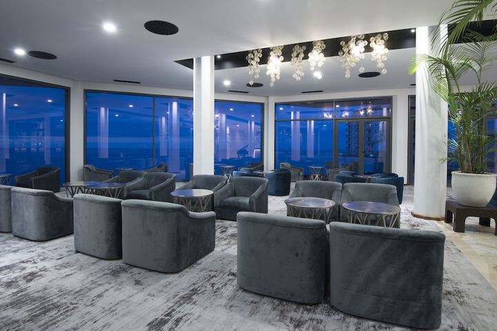 Lounge 31 of 39