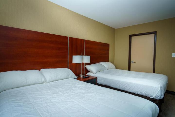 Business Suite King Bed (6 of 7)