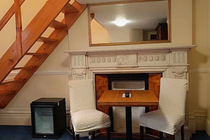 Room 151 of 283