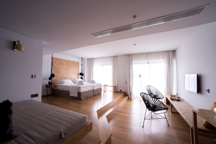 Room 7 of 18