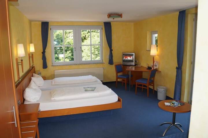 Room 10 of 14