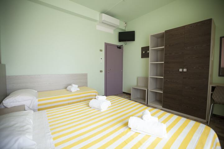 Room 8 of 34
