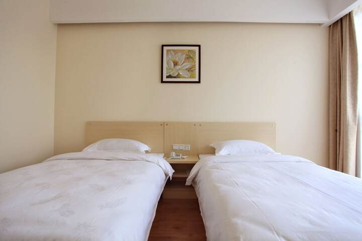 Room 6 of 12
