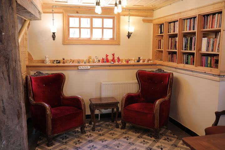 Lobby lounge