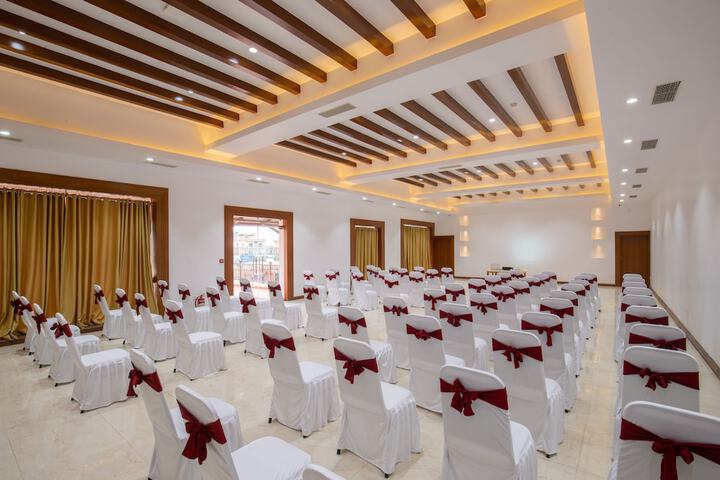 Ballroom/Hall 84 of 96