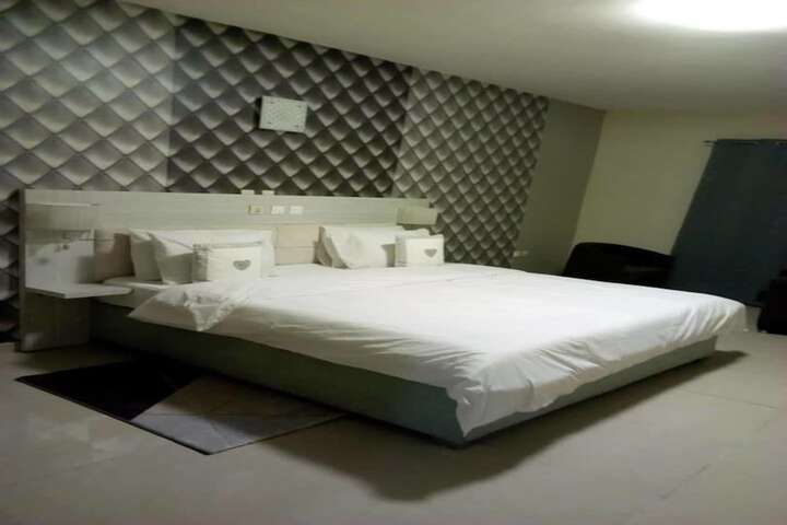 Room 12 of 37
