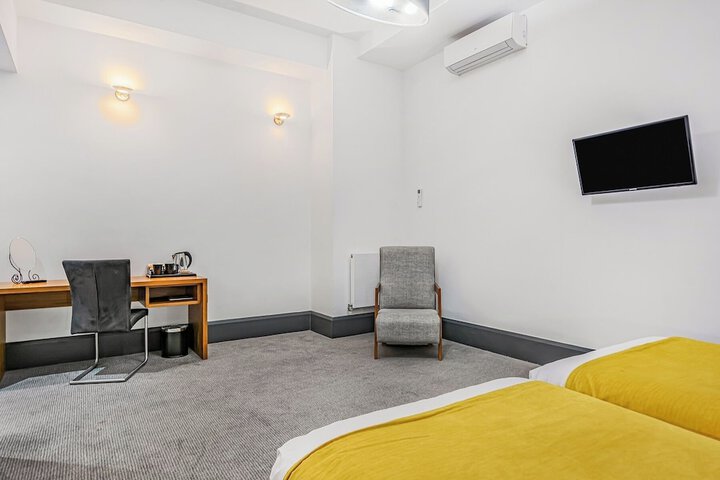 Room 25 of 106
