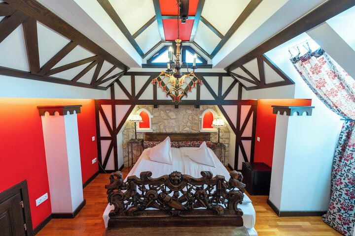 Room 9 of 37
