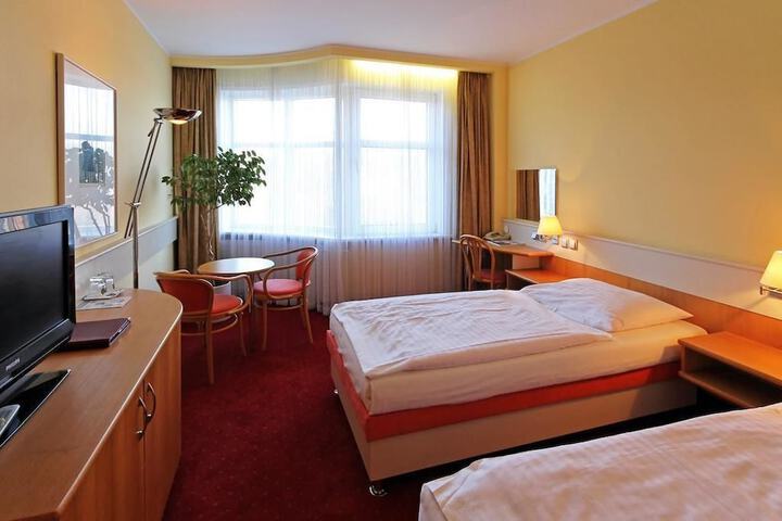 Room 7 of 77