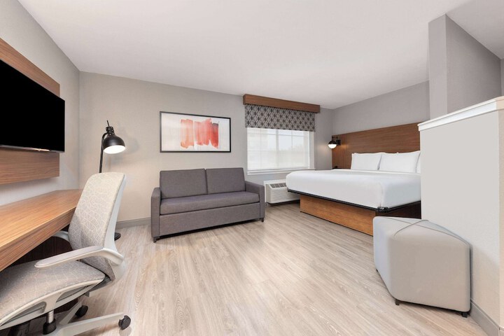 1 Queen Bed Suite Full Kitchen (12 of 15)