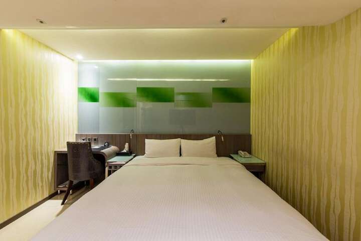 Room 12 of 26