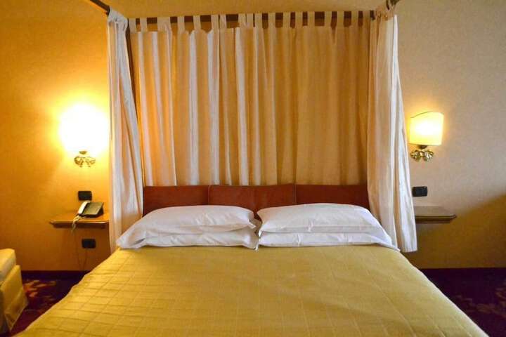 Room 42 of 110
