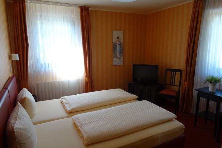Room 6 of 35