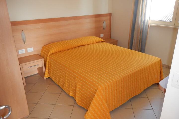 Room 5 of 9