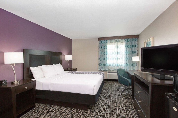 1 King Bed Deluxe Executive Room (8 of 14)