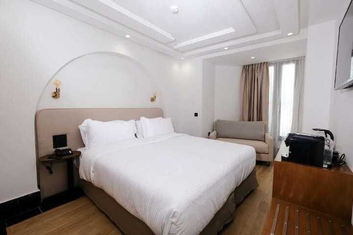 Room 5 of 32
