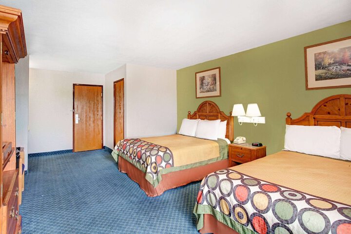 1 Queen Bed (7 of 13)